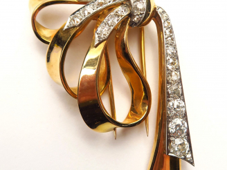 Vente aux enchères Broche en or figurant un nœud de ruban, sertie de diamants, dont 3 de 