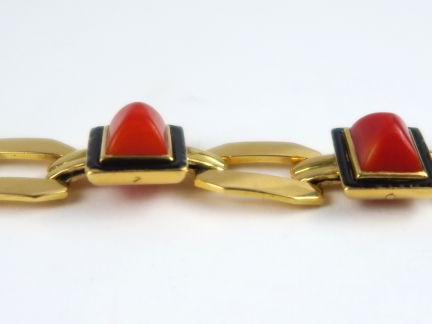 BOUCHERON. Bracelet Art Déco en or, orné de 6 cabochons de corail,  ce