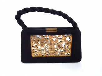 Vente aux enchères BOUCHERON. Minaudière en argent, couvercle ajouré à décor de paniers f