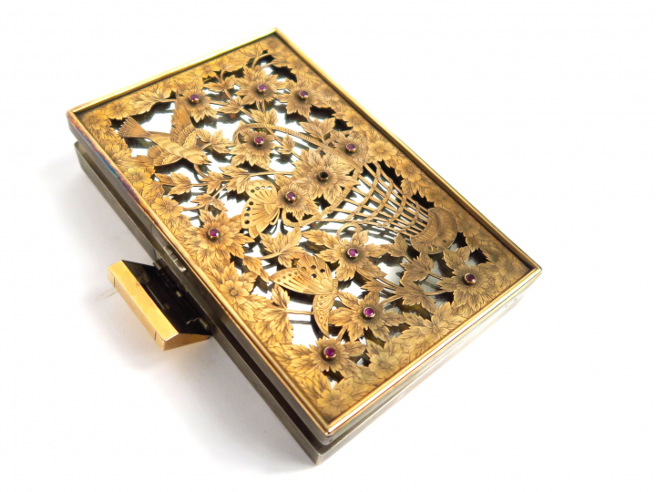 BOUCHERON. Minaudière en argent, couvercle ajouré à décor de paniers f