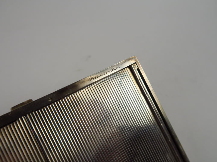BOUCHERON. Minaudière en argent, couvercle ajouré à décor de paniers f