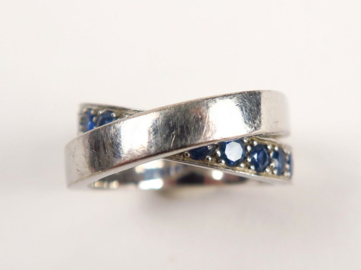 CARTIER. Bague 'Paris' ornée de saphirs. Signée et numérotée. Poids te