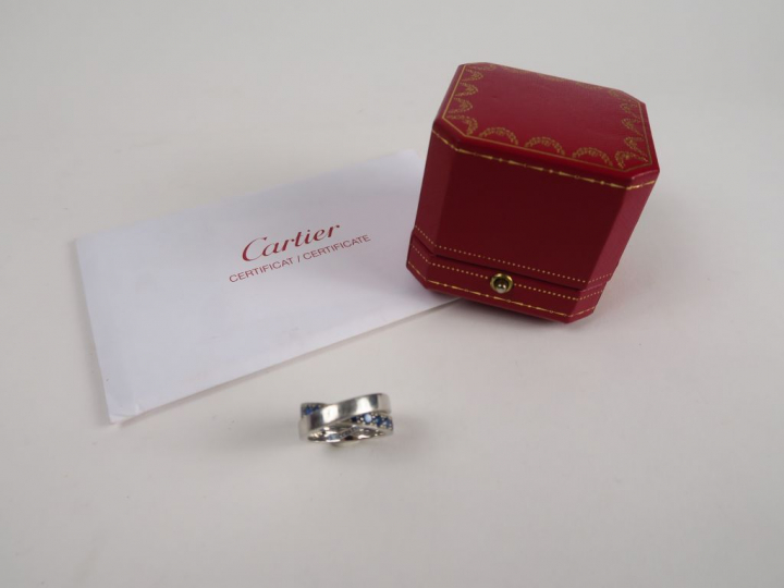 CARTIER. Bague 'Paris' ornée de saphirs. Signée et numérotée. Poids te