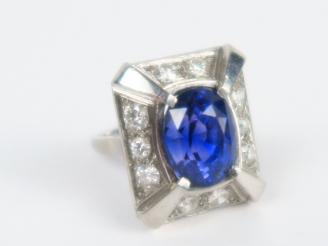 Vente aux enchères Bague Art Déco, ornée d'un important saphir, et de diamants. Monture e