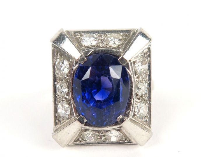 Bague Art Déco, ornée d'un important saphir, et de diamants. Monture e