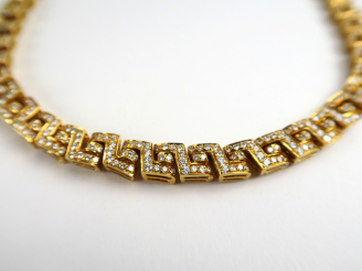 Vente aux enchères Collier en or serti sur la moitié d'un pavage de diamants. Poids tel :