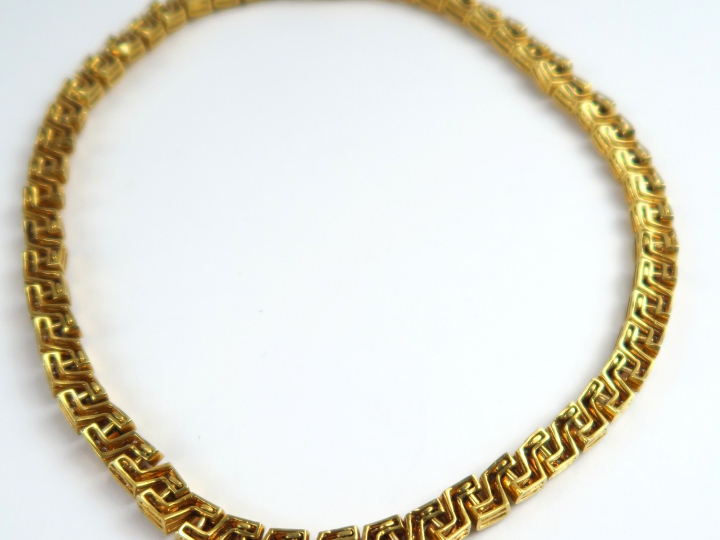 Collier en or serti sur la moitié d'un pavage de diamants. Poids tel :