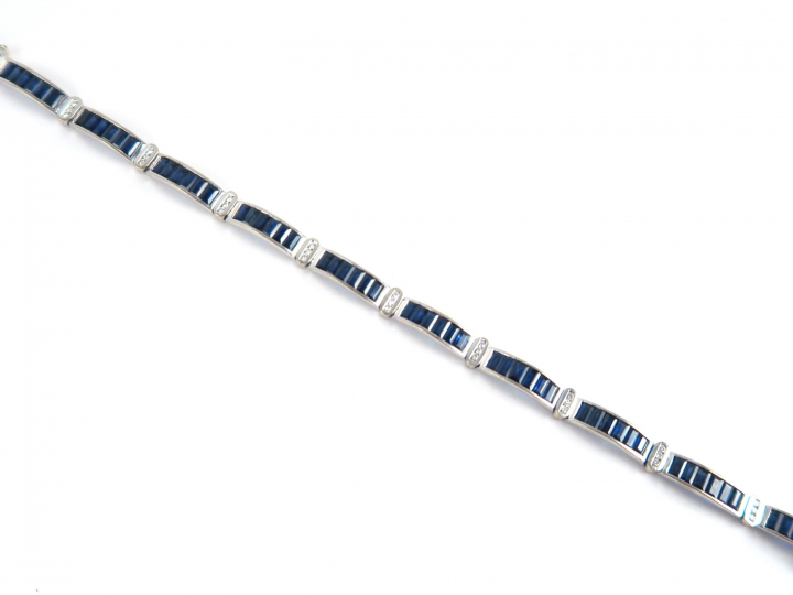 Bracelet en or blanc, articulé, orné de saphirs baguettes, alernés de 