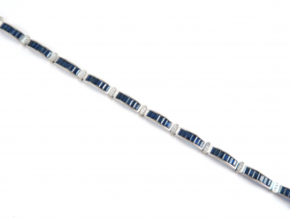 Vente aux enchères Bracelet en or blanc, articulé, orné de saphirs baguettes, alernés de 