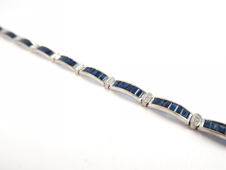 Bracelet en or blanc, articulé, orné de saphirs baguettes, alernés de 