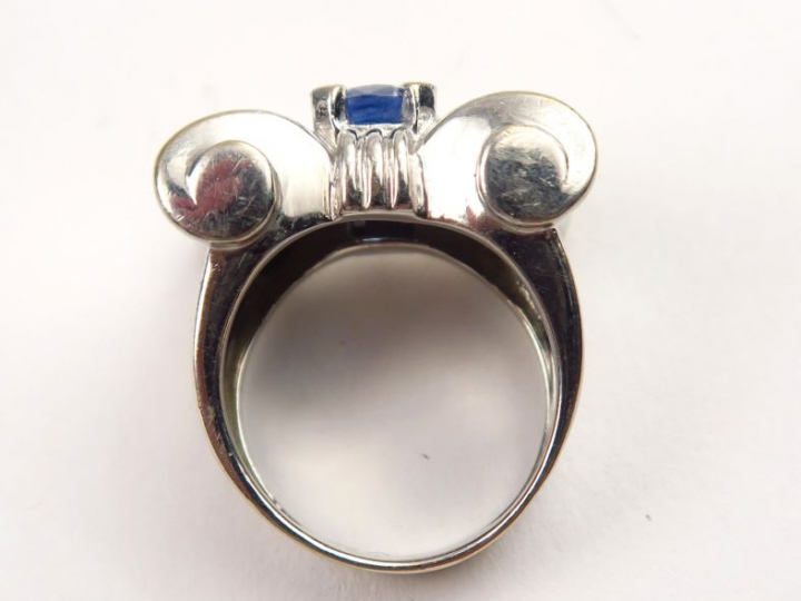 Bague tank en or blanc ornée d'un saphir et pavage de diamants.  Montu