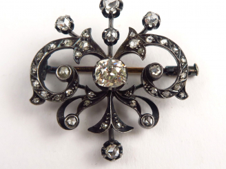 Vente aux enchères Broche Napoléon III en or blanc à décor de fleurons, orné au centre d'