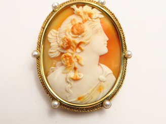 Vente aux enchères Broche camée coquillage 'Profil de feune femme à la couronne de fleurs