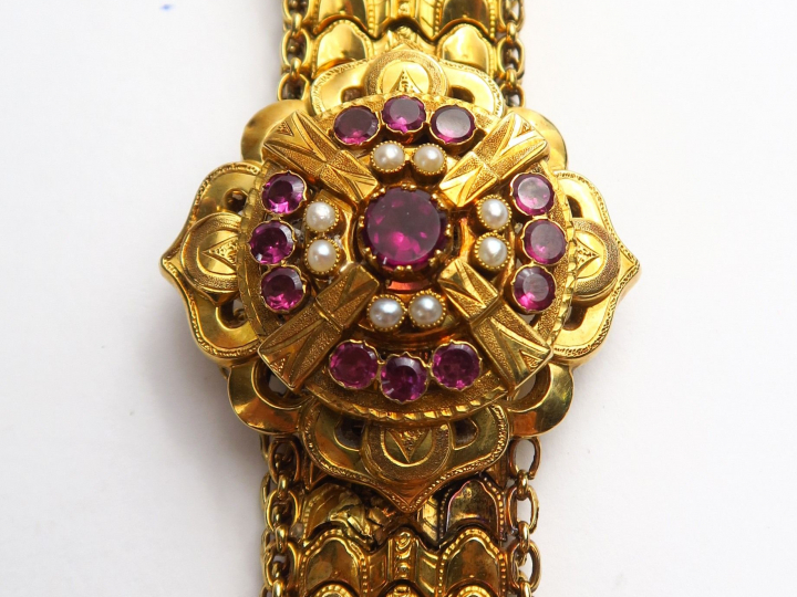 Bracelet Napoléon III en or, orné d'améthystes et de perles. Bracelet 