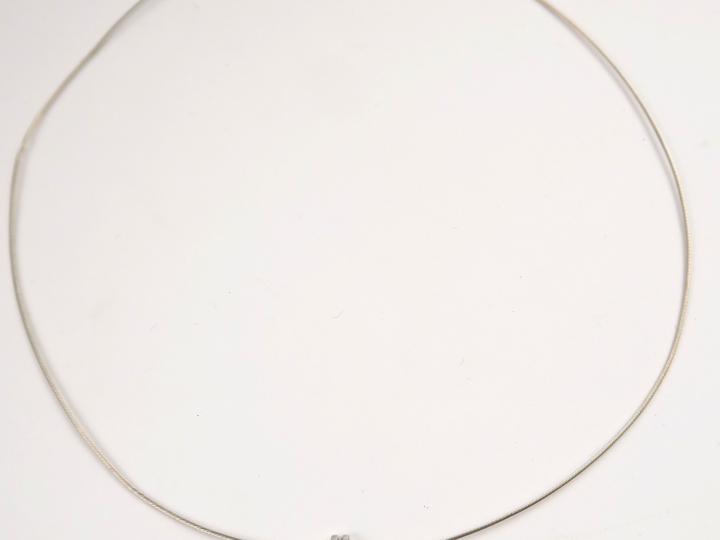 Collier moderne composé d'une chaine en or blanc et de son pendentif o