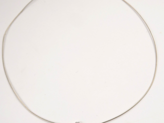 Vente aux enchères Collier moderne composé d'une chaine en or blanc et de son pendentif o