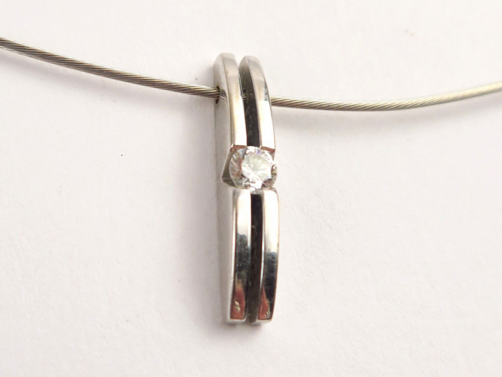 Collier moderne composé d'une chaine en or blanc et de son pendentif o