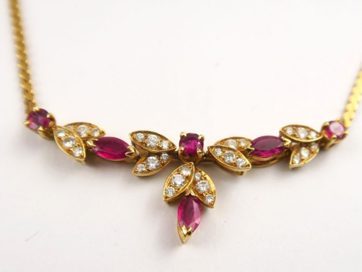 Collier en or jaune, orné en son centre de rubis et de petits diamants