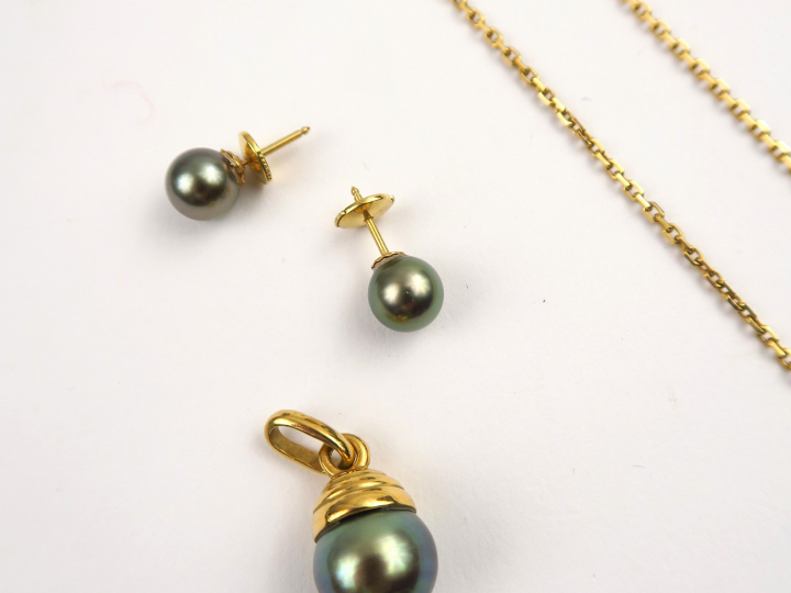 Chaine en or, perle grise en pendentif. On y joint une paire de puces 
