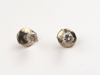 Vente aux enchères Paire de puces-d'oreilles ornées de diamants, 0,10 carat chacun enviro