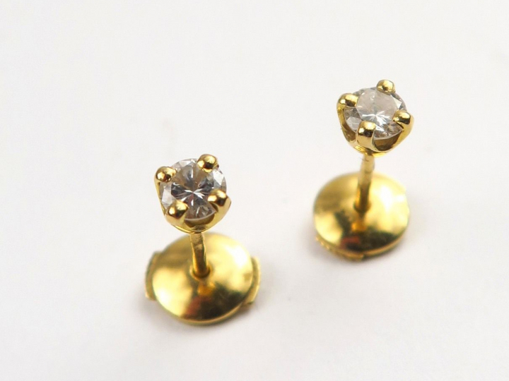 Puces d'oreilles ornées de diamants. Poids tel : 1,20 g