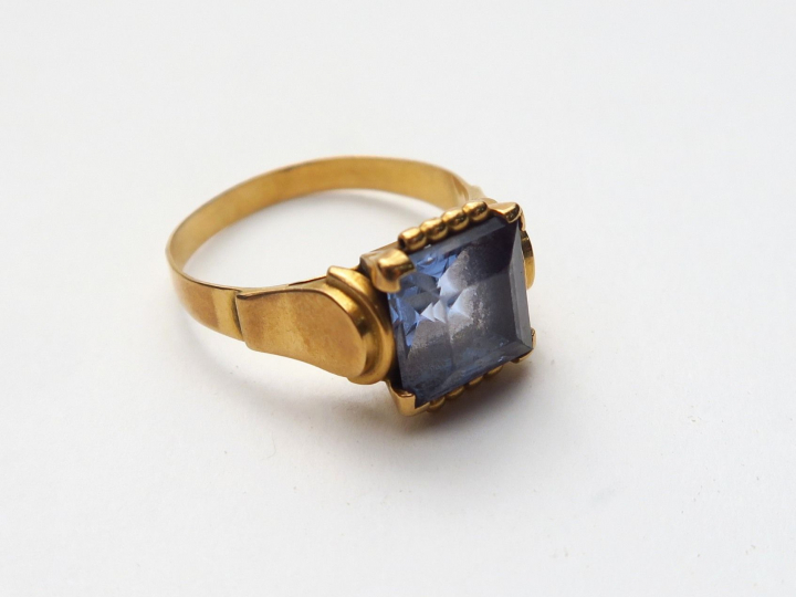 Bague en or ornée d'une topaze bleue. Poids tel : 3,5 g