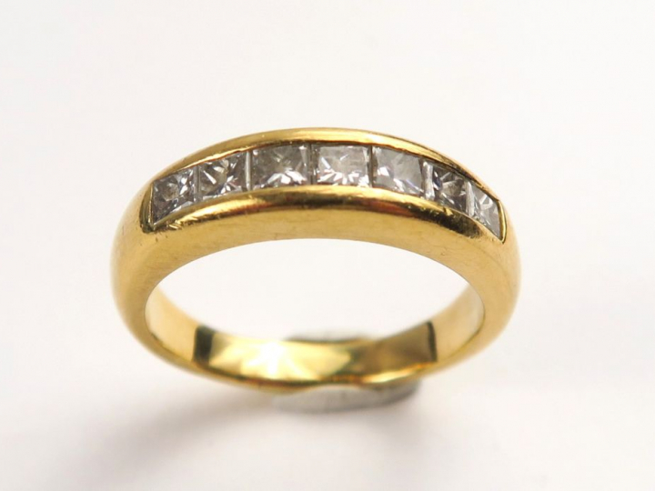Bague jonc en or jaune, ornée de sept diamants calibrés.  TDD. 51 Poid