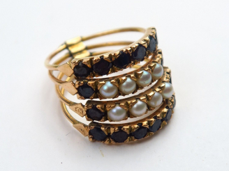 Vente aux enchères Bague de harem en or bas titre, ornée de saphirs et de perles. Poids t