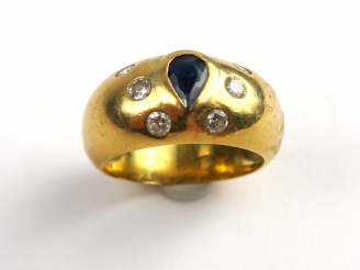 Vente aux enchères Bague jonc sertie d'un saphir et de diamants. Poids tel : 8,7 g