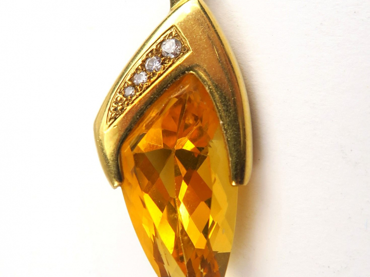 Pendentif orné d'une citrine, monture en or