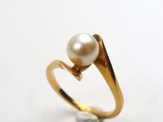 Vente aux enchères Bague en or ornée d'une perle de culture. Poids tel : 2,9 g