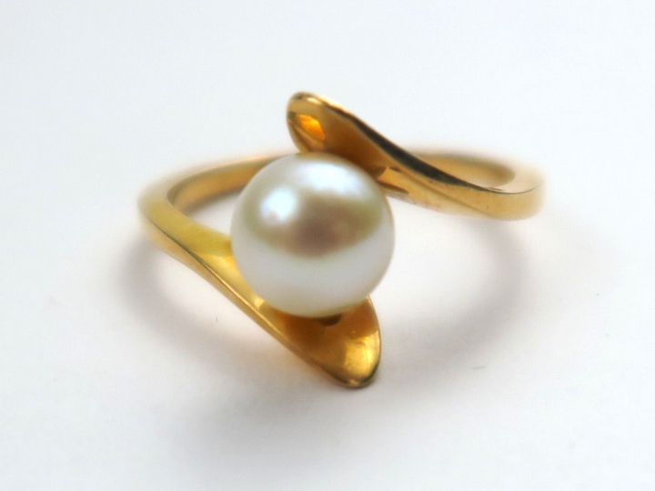 Bague en or ornée d'une perle de culture. Poids tel : 2,9 g