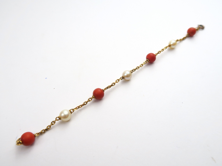 Bracelet en or, alternance de perles de culture et de perles de corail