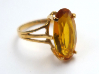 Vente aux enchères Bague en or ornée d'une topaze. Poids tel : 4,48 g