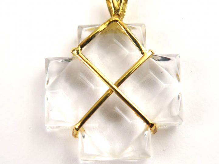 BACCARAT. Croix en cristal, monture en or
