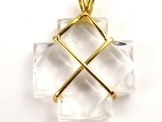 Vente aux enchères BACCARAT. Croix en cristal, monture en or