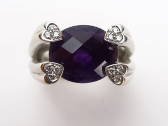 Vente aux enchères Bague en or blanc, ornée d'une améthyste facettée, monture à décor de 