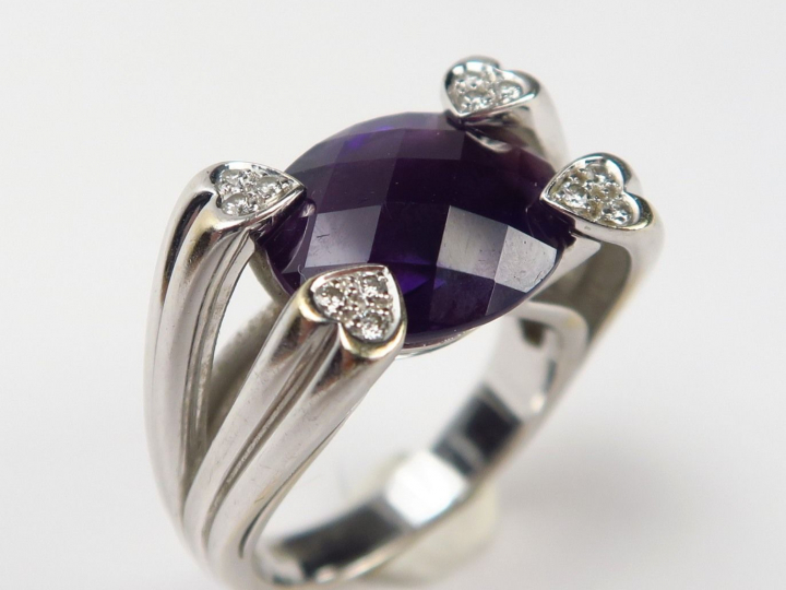 Bague en or blanc, ornée d'une améthyste facettée, monture à décor de 