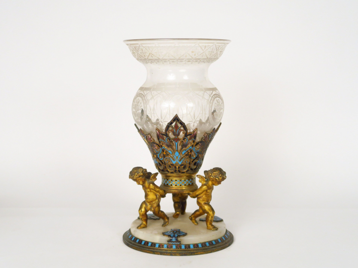 BARBEDIENNE (attribué à). Vase en cristal gravé, très belle monture en