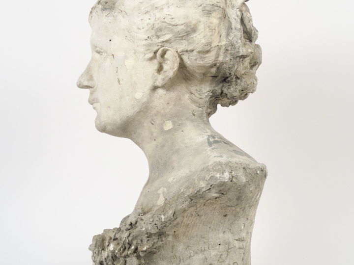 J.M BOUTARY "Jeune femme au chignon" Buste en plâtre.  Signé et daté m