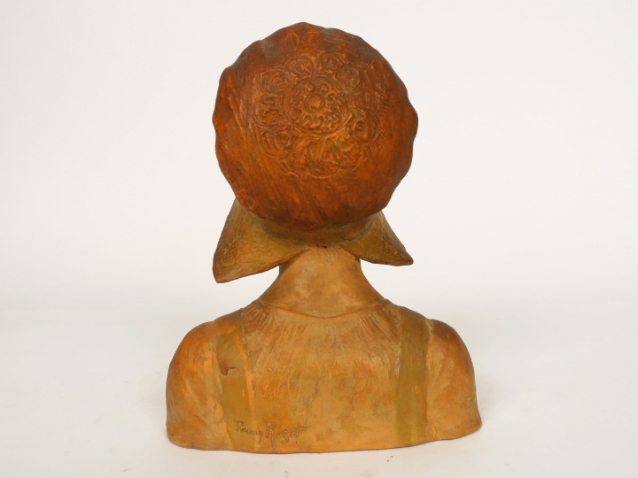 Fanny ROZET "Jeunne bretonne" Sculpture en terre cuite.  Signée.  H. 2