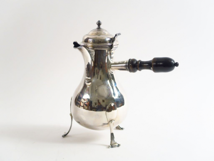 Verseuses tripode XVIIIème en argent, manche en bois noirci.  M.O : Pi