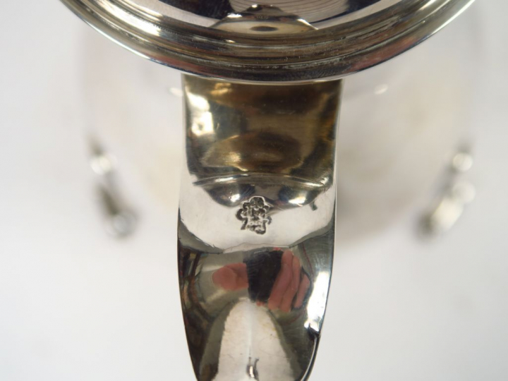 Verseuses tripode XVIIIème en argent, manche en bois noirci.  M.O : Pi