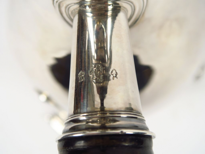 Verseuses tripode XVIIIème en argent, manche en bois noirci.  M.O : Pi