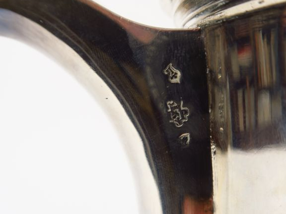 Verseuses tripode XVIIIème en argent, manche en bois noirci.  M.O : Pi