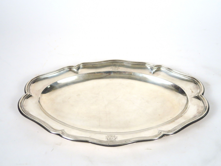 Plat ovale XVIIIème en argent. Armorié. Poids. 960 gr (traces de poinç