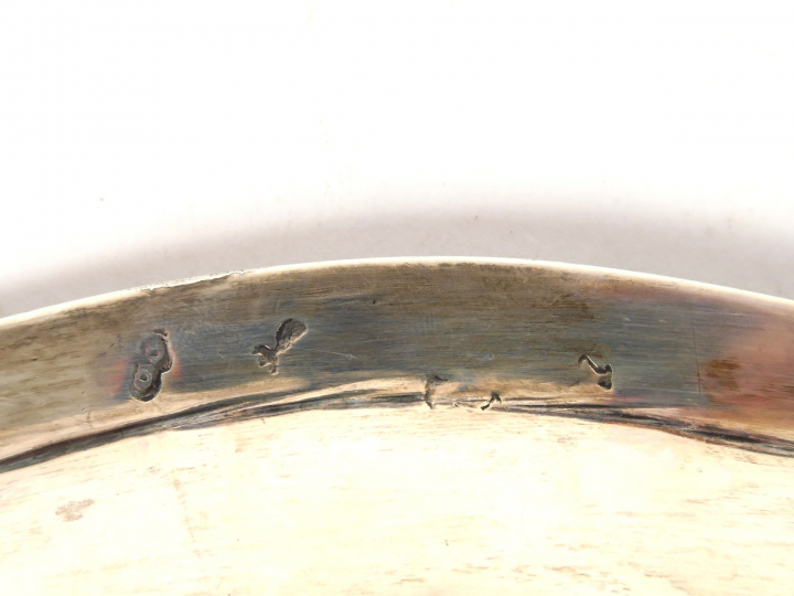 Plat ovale XVIIIème en argent. Armorié. Poids. 960 gr (traces de poinç