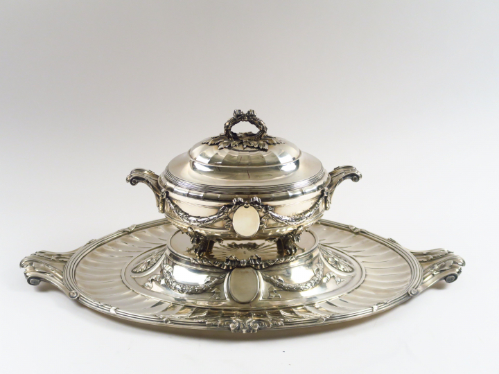 E. PUIFORCAT. Légumier et son présentoir de style Louis XVI en argent,