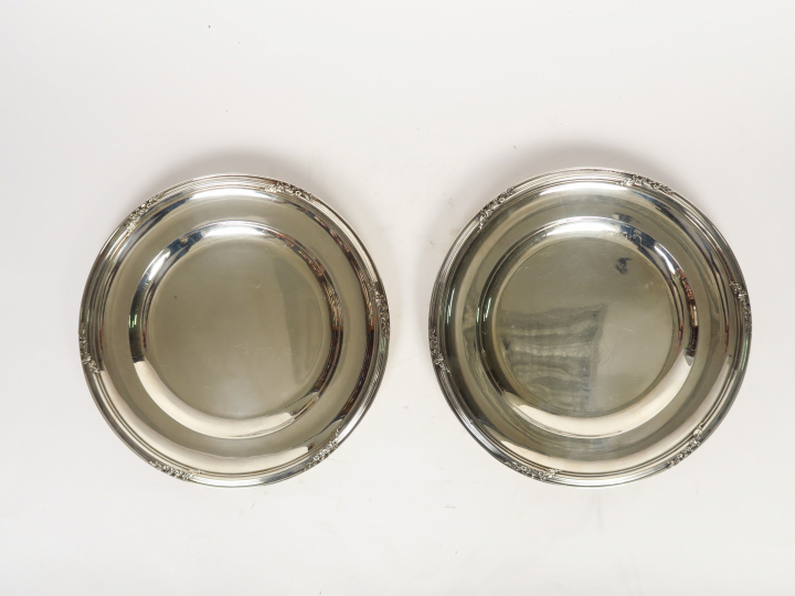PIAULT-LINZELER. Paire de plats ronds en argent, poinçon Minerve, à dé