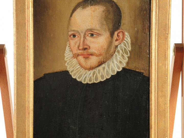 	Ecole Française "Portrait d’homme en habit Louis XIII"  Huile sur pan